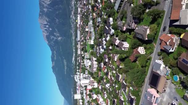 Widok Miasto Szwajcarii Werdenberg Alpy Szwajcarskie Tle Dachy Domów Krajobraz — Wideo stockowe