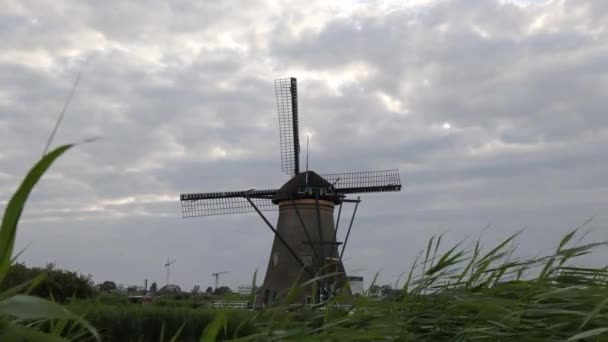 Hollanda Nın Kinderdijk Köyünde Günbatımında Güzel Ahşap Yel Değirmenleri Rüzgar — Stok video
