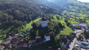 Werdenberg Kalesi 'nin güzel manzarası. İnsansız hava aracından, kuadrokopterden İsviçre 'nin Werdenberg kentindeki ortaçağ şatosuna bakın. Şehrin en iyi manzarası ve evi..