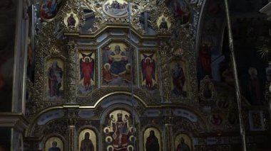 Kiev Pechersk Lavra 'daki Ortodoks Varsayım Katedrali' nin içinde. Katedralin duvarlarında Ortodoks azizlerinin birçok simgesi var. İçerideki güzel Ortodoks Katedrali.