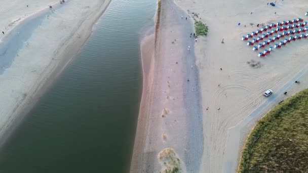 夏天在Katwijk Aan Zee海滩的美丽飞行 人们在海边休息 为游客准备的房子海滩雨伞 人们在海里游泳 荷兰的海滩 — 图库视频影像