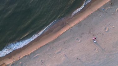 Yazın Katwijk aan Zee sahilinde güzel bir uçuş. İnsanlar deniz kenarında dinleniyor. Turistler için evler. Plaj şemsiyeleri, gezintiler, denizde yüzen insanlar. Hollanda 'da bir plaj. Kuzey Denizi.