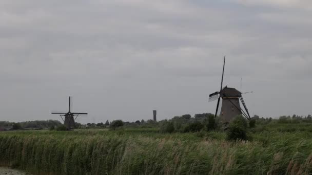 Schöne Hölzerne Windmühlen Bei Sonnenuntergang Holländischen Dorf Kinderdijk Windmühlen Laufen — Stockvideo