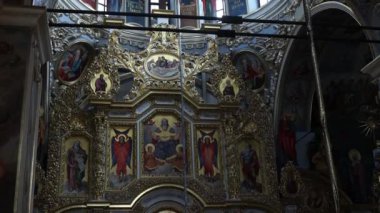 Kiev Pechersk Lavra 'daki Ortodoks Varsayım Katedrali' nin içinde. Katedralin duvarlarında Ortodoks azizlerinin birçok simgesi var. İçerideki güzel Ortodoks Katedrali.