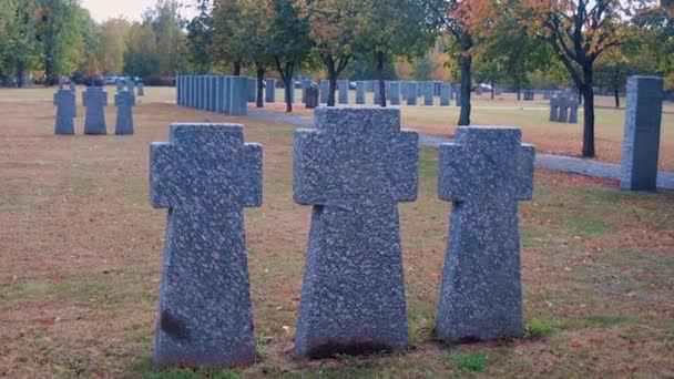 落下したドイツの墓地の石碑 キエフの近くの美しいドイツのクラブディッシュ 第二次世界大戦中に死亡したドイツ兵の多く — ストック動画