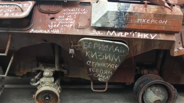 キエフのKreshchatykで燃やされたロシアの軍事装備 装甲兵員キャリア 歩兵戦闘車両 壊れたロシアの装甲車両 — ストック動画