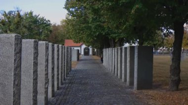 İkinci Dünya Savaşı 'nda ölen Alman askerlerinin isimleriyle mezar taşları. Kyiv yakınlarında güzel bir Alman mezarlığı. Ölen askerlerin bir sürü ismi var. Taş mezar taşları.