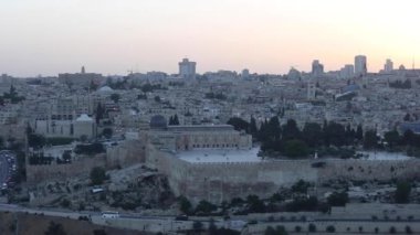 Zeytin Dağı 'ndan Kudüs' ün güzel akşam manzarası. Eski Kudüs 'ün güzel manzarası. Cami Kubbesi kayanın üzerinde. Güzel sarı, altın kubbe.
