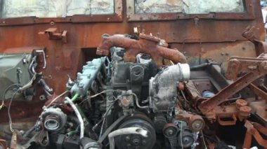 Kyiv 'deki Khreshchatyk' te yanmış Rus askeri teçhizatı. Tanklar, zırhlı personel taşıyıcılar, piyade savaş araçları. Kırık Rus zırhlı araçları.