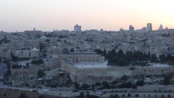 オリーブ山からのエルサレムの美しい夜景 古いエルサレムの美しい景色 岩の上にモスクドーム 美しい黄色 黄金のドーム — ストック動画