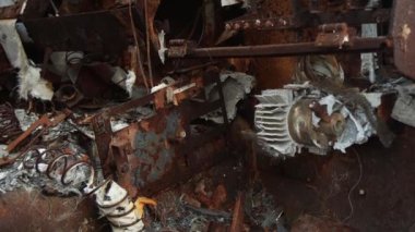 Kyiv 'deki Khreshchatyk' te yanmış Rus askeri teçhizatı. Tanklar, zırhlı personel taşıyıcılar, piyade savaş araçları. Kırık Rus zırhlı araçları.