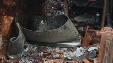 Kyiv 'deki Khreshchatyk' te yanmış Rus askeri teçhizatı. Tanklar, zırhlı personel taşıyıcılar, piyade savaş araçları. Kırık Rus zırhlı araçları.