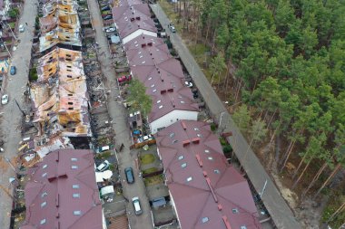 Hostomel, Kyev bölgesi Ukrayna - 09.04.2022: Yıkılmış ve yanmış evlerin üst görüntüsü. Evler roketler ya da Rus askerlerinin mayınlarıyla yıkıldı. Rus işgalinden sonra Ukrayna şehirleri.