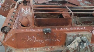 Kyiv 'deki Khreshchatyk' te yanmış Rus askeri teçhizatı. Tanklar, zırhlı personel taşıyıcılar, piyade savaş araçları. Kırık Rus zırhlı araçları.
