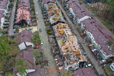 Hostomel, Kyev bölgesi Ukrayna - 09.04.2022: Yıkılmış ve yanmış evlerin üst görüntüsü. Evler roketler ya da Rus askerlerinin mayınlarıyla yıkıldı. Rus işgalinden sonra Ukrayna şehirleri.
