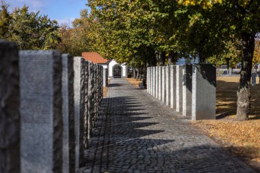 Kyiv. Kyiv bölgesi. Ukrayna. 13.10.2023. Sonbaharda Alman mezarlığında taş mezar taşları. Kyiv yakınlarında güzel bir Alman mezarlığı. 2. Dünya Savaşı sırasında birçok Alman askeri öldü..