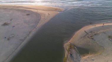 Yazın Katwijk aan Zee sahilinde güzel bir uçuş. İnsanlar deniz kenarında dinleniyor. Turistler için evler. Plaj şemsiyeleri, gezintiler, denizde yüzen insanlar. Hollanda 'da bir plaj. Kuzey Denizi.