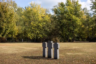 Kyiv. Kyiv bölgesi. Ukrayna. 13.10.2023. Sonbaharda Alman mezarlığında taş mezar taşları. Kyiv yakınlarında güzel bir Alman mezarlığı. 2. Dünya Savaşı sırasında birçok Alman askeri öldü..