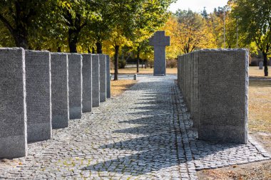 Kyiv. Kyiv bölgesi. Ukrayna. 13.10.2023. Sonbaharda Alman mezarlığında taş mezar taşları. Kyiv yakınlarında güzel bir Alman mezarlığı. 2. Dünya Savaşı sırasında birçok Alman askeri öldü..