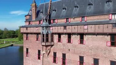Hollanda 'nın en büyük şatosunun manzarası, De Haar. Şatonun, parkın ve kalenin etrafındaki su hendeğinin üzerinde güzel bir kuadkopter uçuşu. İngiliz tarzında güzel bir park..