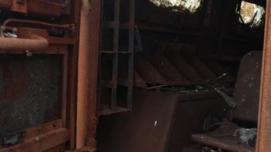 Kyiv 'deki Khreshchatyk' te yanmış Rus askeri teçhizatı. Tanklar, zırhlı personel taşıyıcılar, piyade savaş araçları. Kırık Rus zırhlı araçları.