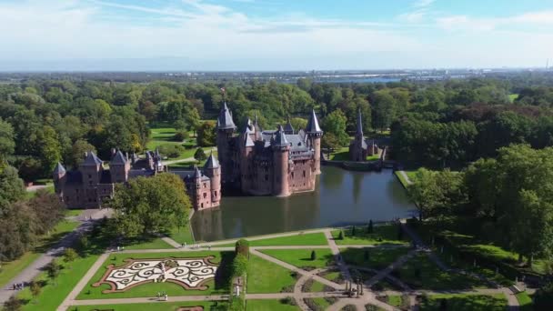 オランダ最大の城のトップビュー デハール 城周辺のウォーターホールの美しいクワッドコプターフライト イギリス式の美しい公園 — ストック動画