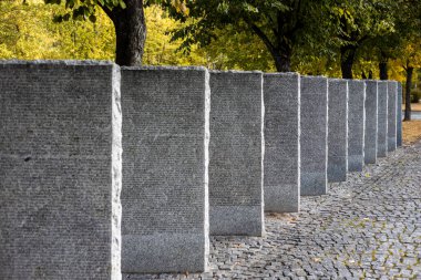 Kyiv. Kyiv bölgesi. Ukrayna. 13.10.2023. Sonbaharda Alman mezarlığında taş mezar taşları. Kyiv yakınlarında güzel bir Alman mezarlığı. 2. Dünya Savaşı sırasında birçok Alman askeri öldü..