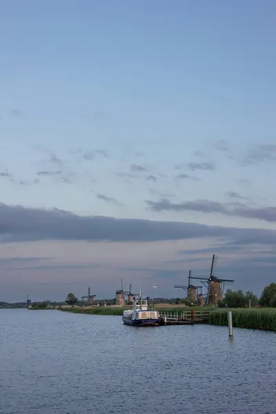 네덜란드의 다이크 마을에서 때아름다운 풍차가 있었습니다 풍차는 바람에 나부끼고 있습니다 — 스톡 사진