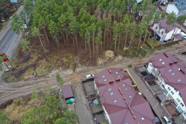 Hostomel, Kyev bölgesi Ukrayna - 09.04.2022: Yıkılmış ve yanmış evlerin üst görüntüsü. Evler roketler ya da Rus askerlerinin mayınlarıyla yıkıldı. Rus işgalinden sonra Ukrayna şehirleri.