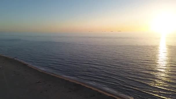 夏天在Katwijk Aan Zee海滩的美丽飞行 人们在海边休息 为游客准备的房子北海上空美丽的落日 — 图库视频影像