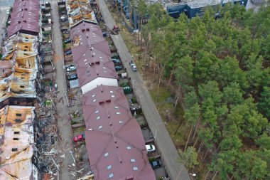 Hostomel, Kyev bölgesi Ukrayna - 09.04.2022: Yıkılmış ve yanmış evlerin üst görüntüsü. Evler roketler ya da Rus askerlerinin mayınlarıyla yıkıldı. Rus işgalinden sonra Ukrayna şehirleri.
