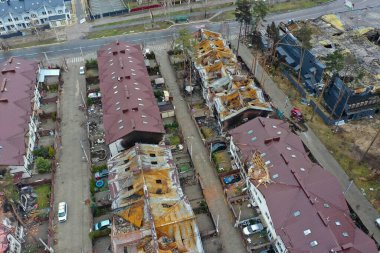 Hostomel, Kyev bölgesi Ukrayna - 09.04.2022: Yıkılmış ve yanmış evlerin üst görüntüsü. Evler roketler ya da Rus askerlerinin mayınlarıyla yıkıldı. Rus işgalinden sonra Ukrayna şehirleri.