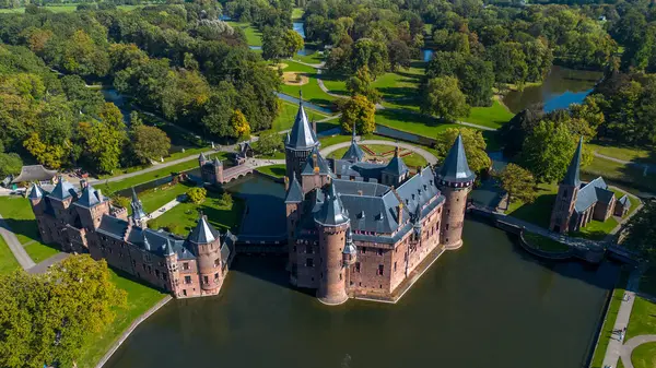 荷兰最大的城堡的顶部视图 德哈尔 一个美丽的四足动物飞越城堡 公园和城堡周围的护城河 一个英式的漂亮公园 — 图库照片