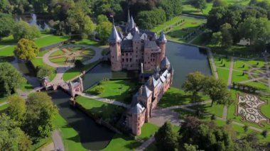 Hollanda 'nın en büyük şatosunun manzarası, De Haar. Şatonun, parkın ve kalenin etrafındaki su hendeğinin üzerinde güzel bir kuadkopter uçuşu. İngiliz tarzında güzel bir park..