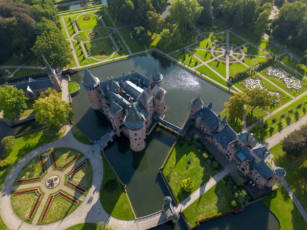 荷兰最大的城堡的顶部视图 德哈尔 一个美丽的四足动物飞越城堡 公园和城堡周围的护城河 一个英式的漂亮公园 — 图库照片