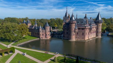 Hollanda 'nın en büyük şatosunun manzarası, De Haar. Şatonun, parkın ve kalenin etrafındaki su hendeğinin üzerinde güzel bir kuadkopter uçuşu. İngiliz tarzında güzel bir park..