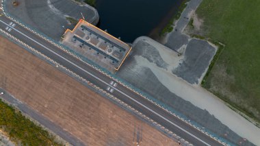 Nehir ile Kuzey Denizi arasındaki baraja kadar güzel bir manzara. Bir kuadrokopterden arabaya, yola, plaja ve yeşil çimenli bir açıklığa. İnsansız hava aracı nehrinden bak.