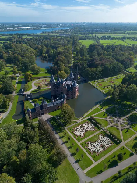 オランダ最大の城のトップビュー デハール 城周辺のウォーターホールの美しいクワッドコプターフライト イギリス式の美しい公園 — ストック写真