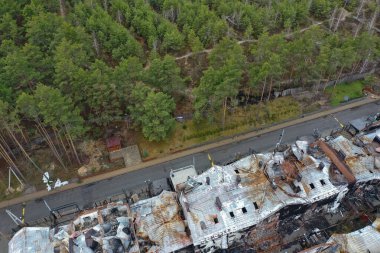 Hostomel, Kyev bölgesi Ukrayna - 09.04.2022: Yıkılmış ve yanmış evlerin üst görüntüsü. Evler roketler ya da Rus askerlerinin mayınlarıyla yıkıldı. Rus işgalinden sonra Ukrayna şehirleri.
