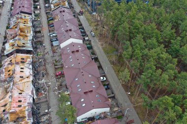 Hostomel, Kyev bölgesi Ukrayna - 09.04.2022: Yıkılmış ve yanmış evlerin üst görüntüsü. Evler roketler ya da Rus askerlerinin mayınlarıyla yıkıldı. Rus işgalinden sonra Ukrayna şehirleri.