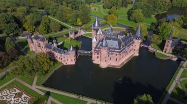 Hollanda 'nın en büyük şatosunun manzarası, De Haar. Şatonun, parkın ve kalenin etrafındaki su hendeğinin üzerinde güzel bir kuadkopter uçuşu. İngiliz tarzında güzel bir park..