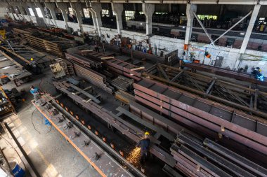 Atölyede kesilen çeşitli metal yapılar. Fabrika metal parçaları, elementler ve yapılar üretir. Metal yapıların üretimi için fabrika.