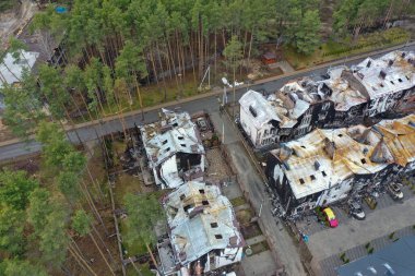 Hostomel, Kyev bölgesi Ukrayna - 09.04.2022: Yıkılmış ve yanmış evlerin üst görüntüsü. Evler roketler ya da Rus askerlerinin mayınlarıyla yıkıldı. Rus işgalinden sonra Ukrayna şehirleri.
