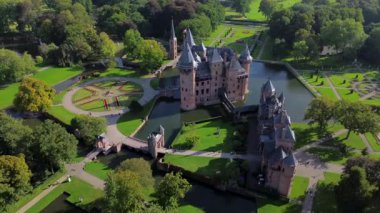 Hollanda 'nın en büyük şatosunun manzarası, De Haar. Şatonun, parkın ve kalenin etrafındaki su hendeğinin üzerinde güzel bir kuadkopter uçuşu. İngiliz tarzında güzel bir park..