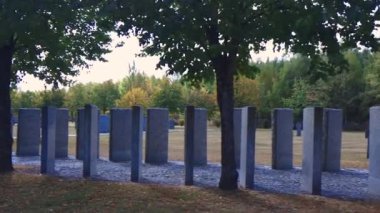 Sonbaharda Alman mezarlığında taş mezar taşları. Kyiv yakınlarında güzel bir Alman mezarlığı. 2. Dünya Savaşı sırasında birçok Alman askeri öldü..