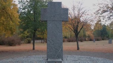 Sonbaharda Alman mezarlığında taş mezar taşları. Kyiv yakınlarında güzel bir Alman mezarlığı. 2. Dünya Savaşı sırasında birçok Alman askeri öldü..