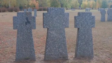 Sonbaharda Alman mezarlığında taş mezar taşları. Kyiv yakınlarında güzel bir Alman mezarlığı. 2. Dünya Savaşı sırasında birçok Alman askeri öldü..