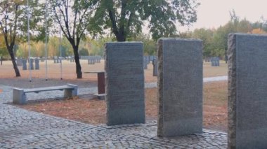 Sonbaharda Alman mezarlığında taş mezar taşları. Kyiv yakınlarında güzel bir Alman mezarlığı. 2. Dünya Savaşı sırasında birçok Alman askeri öldü..