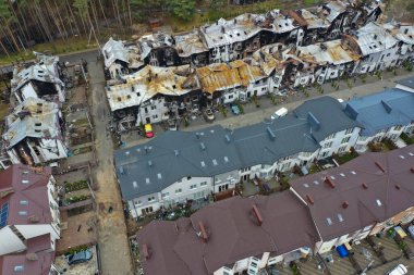 Hostomel, Kyev bölgesi Ukrayna - 09.04.2022: Yıkılmış ve yanmış evlerin üst görüntüsü. Evler roketler ya da Rus askerlerinin mayınlarıyla yıkıldı. Rus işgalinden sonra Ukrayna şehirleri.