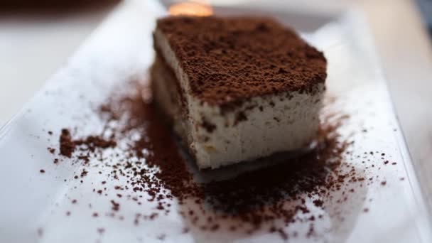 Video Ukazuje Rozkošný Suflé Dort Zdobený Svůdnou Čokoládovou Polevou Čokoládový — Stock video